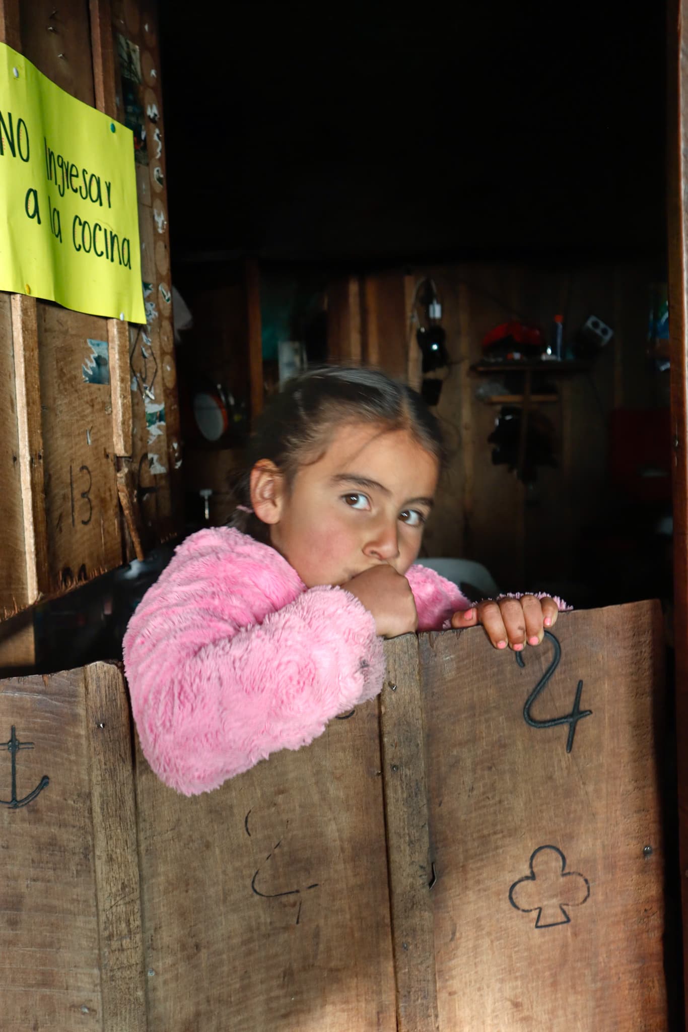 Resistencia blanca sobre la roca volcánica
