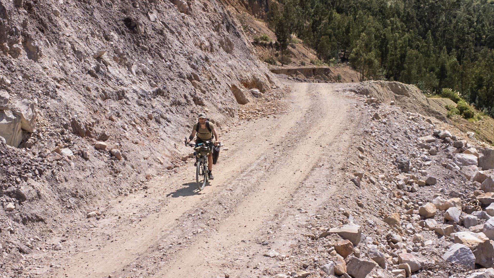 Camilo Medina pedaleando por una trocha de montaña